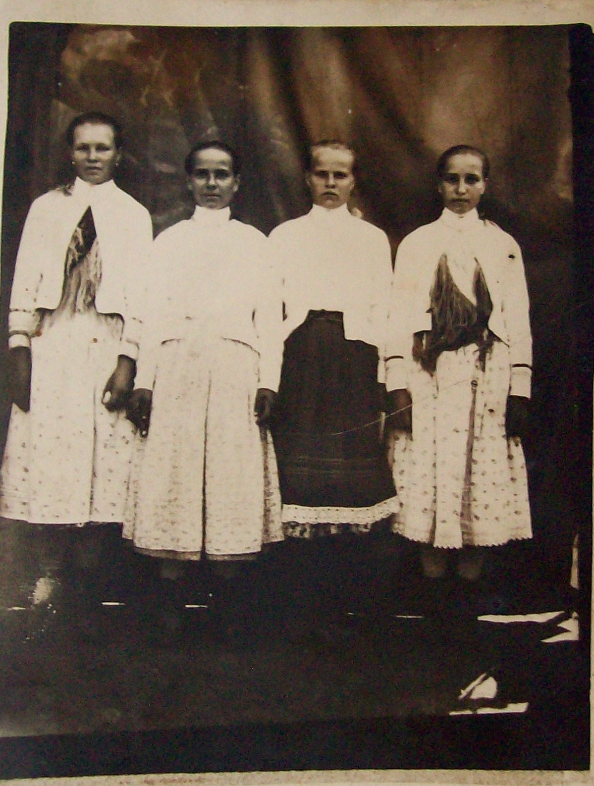 děvčata ze Staré Huty n. Sočetu, v ženském svátečním oděvu, cca 1944
